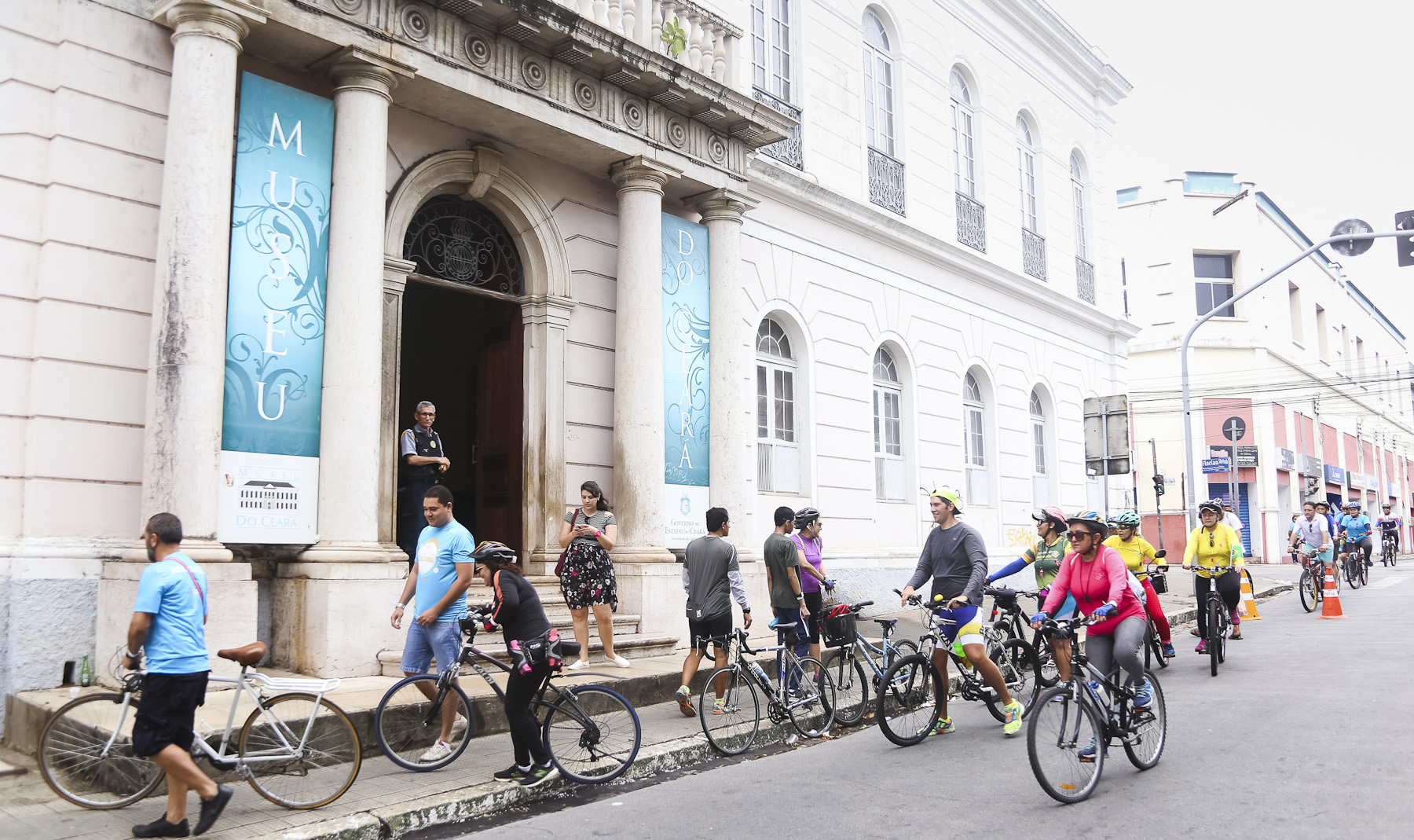 ciclistas na frente do Museu do Ceará